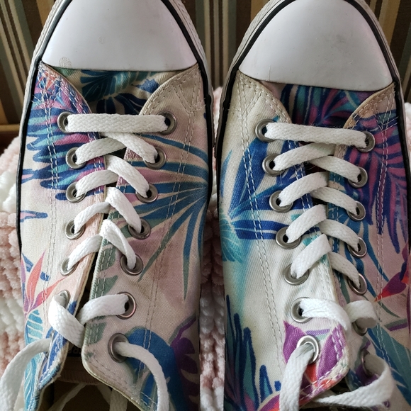 EUC CTAS Fresh Cyan/Magenta Glow/White low top kicks (10M; 12W) - Picture 6 of 8